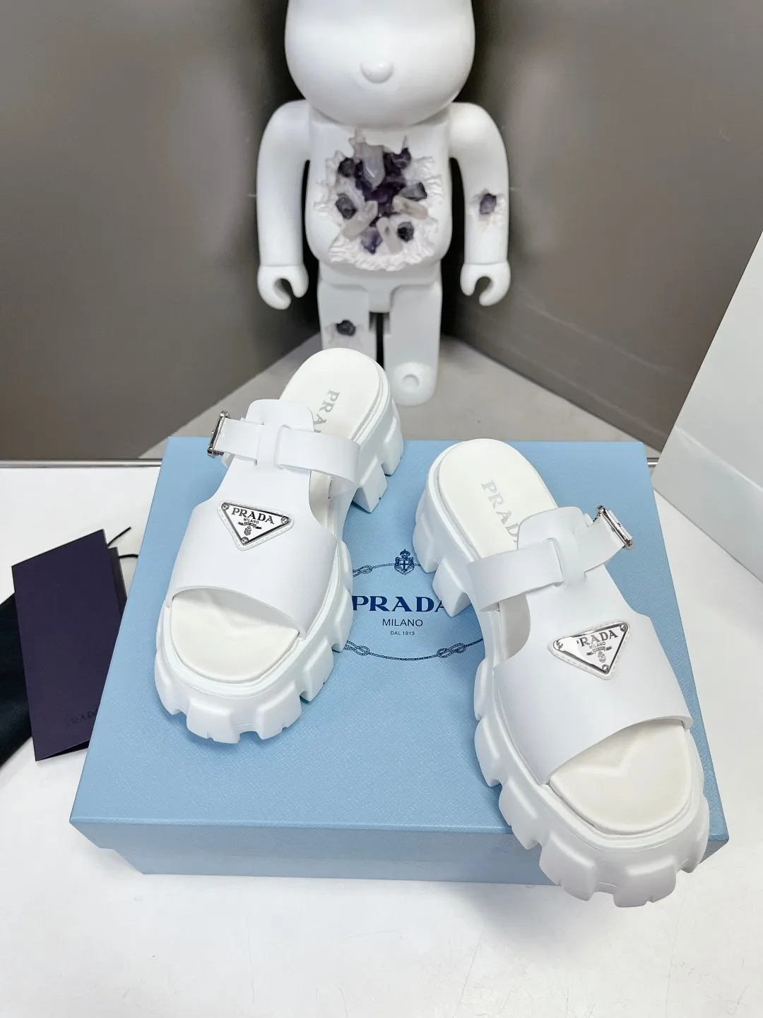 👟👟Ex-factory price 460👟👟 Super popular prada 2023 latest spring and summer zigzag Roman braid ultra-light thick-soled rubber sandals E64. Retro, fashionable and avant-garde gears with 55mm thick soles and rubber uppers make the whole pair of shoes light and comfortable. Bright colors provide a variety of choices for fashionable people with different styles! The iconic metal triangle logo is paired with the shape of ancient beach sandals. Every design element is fashionable! Code number 35-40